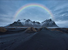 开云服务-很沮丧！东契奇左腿筋不适回更衣室时 怒踢场边广告牌