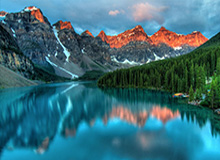 开云服务-很沮丧！东契奇左腿筋不适回更衣室时 怒踢场边广告牌