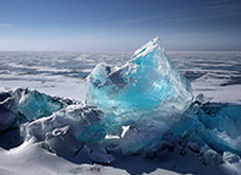 开云服务-很沮丧！东契奇左腿筋不适回更衣室时 怒踢场边广告牌