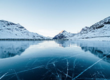 开云服务-很沮丧！东契奇左腿筋不适回更衣室时 怒踢场边广告牌