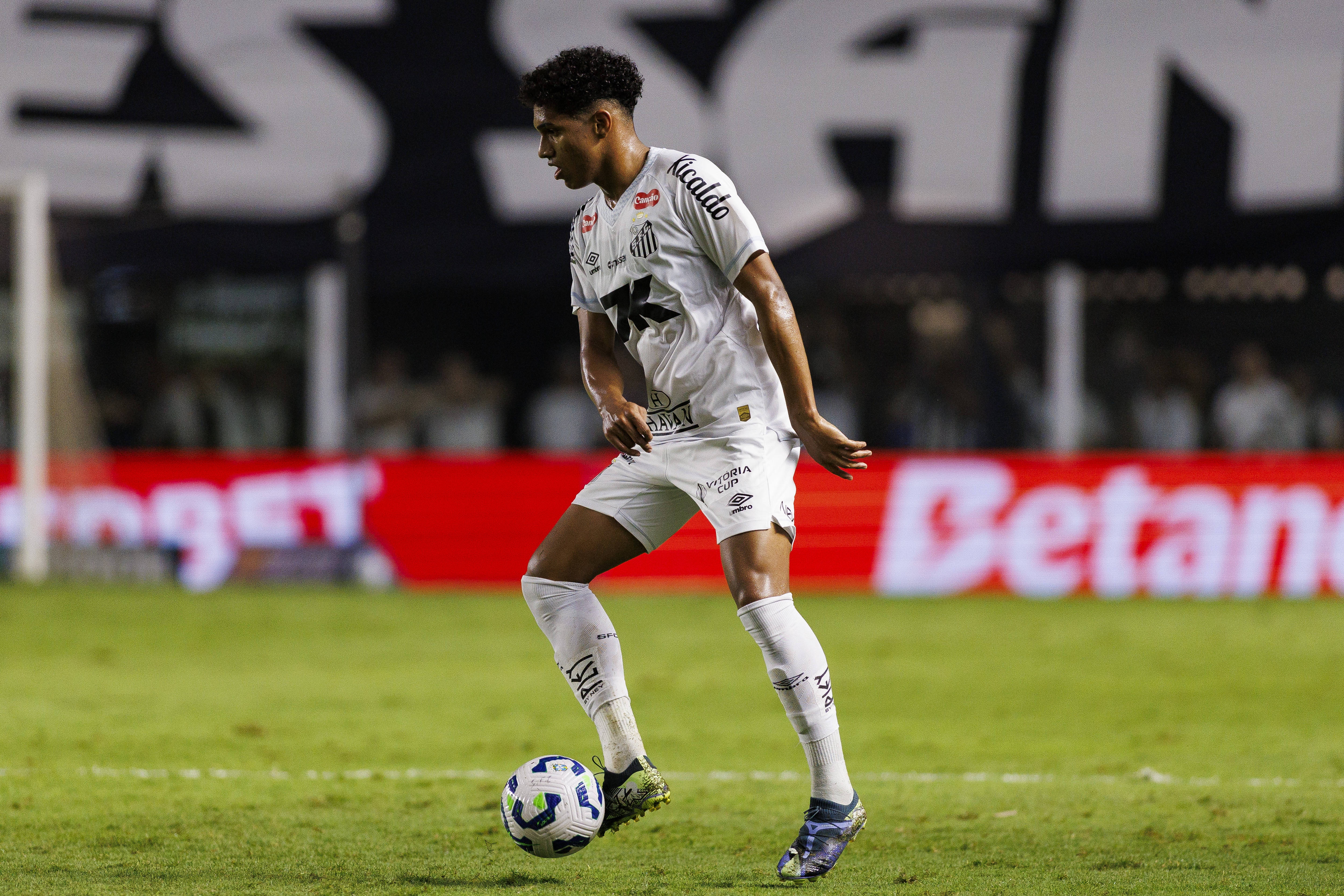 记者：桑托斯19岁左后卫索萨已同热刺达成全面协议，转会即将敲定