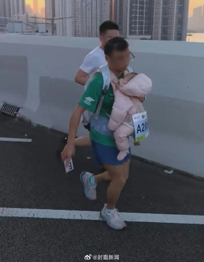 开云服务-香港马拉松男子背婴儿参赛被制止，赛事方回应违规|全马|香港特别行政区|违者|规则|手机_新浪体育_新浪新闻