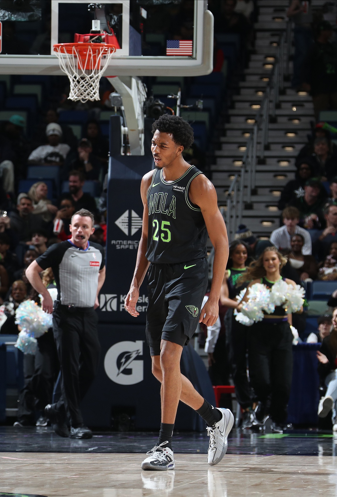 开云体育-太稳了！墨菲12中8&amp;5记三分拿下28分7板3助3断 首节独得14分