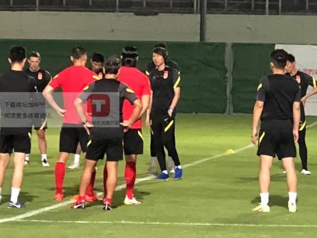 kaiyun-国足齐整阵容恢复室外训练 张琳芃首现身场边慢跑