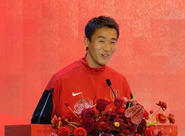 开云体育-当队长有点紧张，韦世豪致辞口误羞涩一笑：输了一起狂